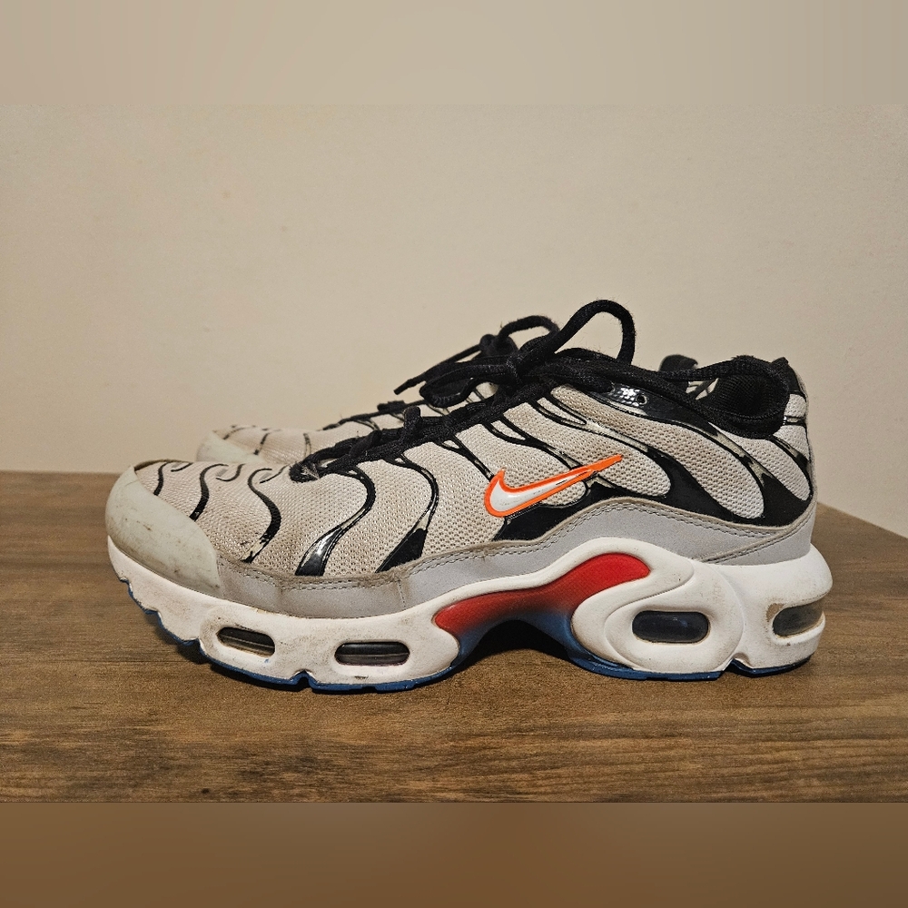 Nike Air Tuned Max White Black Orange Accent Sneakers